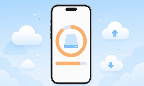 iPhoneの画面にiCloudストレージ容量を示す円グラフが表示され、周りにクラウドアイコンが浮かんでいるイラスト